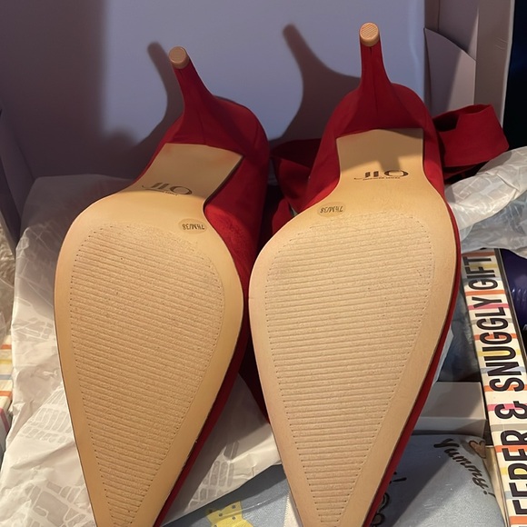 JLO LIPSTICK RED PUMP, SIZE 7-1/2 - Picture 3 of 7